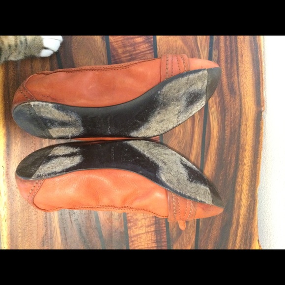 Burberry pumpkin spice leather flats/loafers - Picture 4 of 5